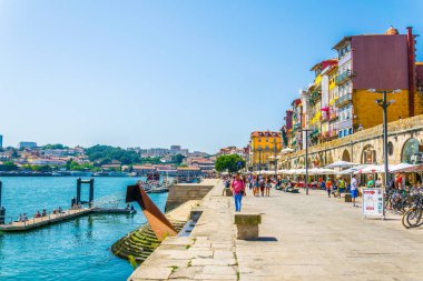Porto, Portekiz, 5 Eylül 2016: Porto'da douro nehri kıyısı, Portekiz.