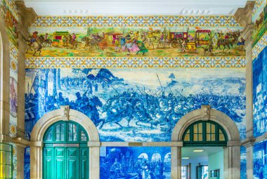 Porto, Portekiz, 3 Eylül 2016: Porto ana tren istasyonunda Azulejos mozaikler, Portekiz.