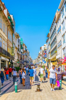 Porto, Portekiz, 5 Eylül 2016: İnsanlar Porto, Portekiz rua de santa catarina ile geziniyor