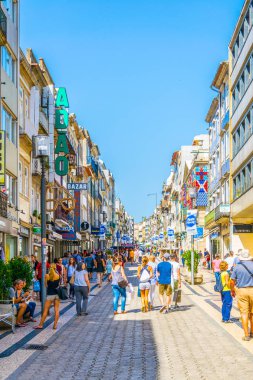 Porto, Portekiz, 5 Eylül 2016: İnsanlar Porto, Portekiz rua de santa catarina ile geziniyor
