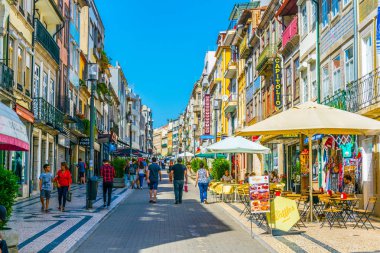 Porto, Portekiz, 5 Eylül 2016: İnsanlar Porto, Portekiz rua de santa catarina ile geziniyor