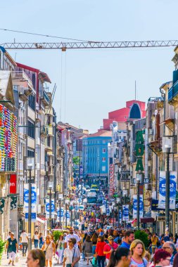 Porto, Portekiz, 5 Eylül 2016: İnsanlar Porto, Portekiz rua de santa catarina ile geziniyor