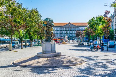 Porto, Portekiz, 5 Eylül 2016: Portekiz'in Porto kentinde avenida dos aliados heykelinin görünümü
