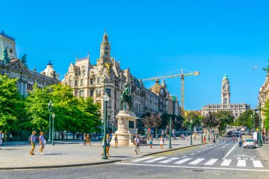 Porto, Portekiz, 5 Eylül 2016: Dom Pedro IV Heykeli ve Porto belediye binası, Portekiz.