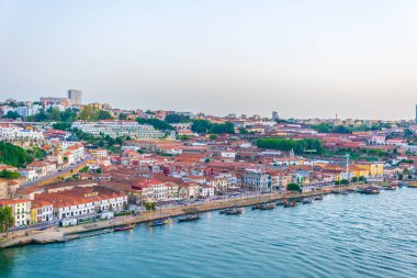 Porto, Portekiz, 5 Eylül 2016: Porto, Portekiz'de Douro nehri boyunca yer alan şarap mahzenlerinin panoraması.