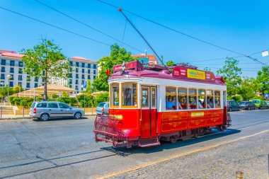 Lizbon, Portekiz, 2 Eylül 2016: Lizbon, Portekiz'de tipik bir tramvayGörünümü.