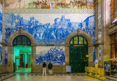Porto, Portekiz, 5 Eylül 2016: Porto ana tren istasyonunda Azulejos mozaikler, Portekiz.