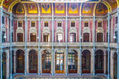 Porto, Portekiz, 6 Eylül 2016: Porto Palacio da Bolsa binasının iç kısmı, Portekiz.