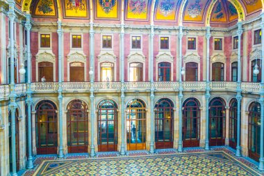 Porto, Portekiz, 6 Eylül 2016: Porto Palacio da Bolsa binasının iç kısmı, Portekiz.