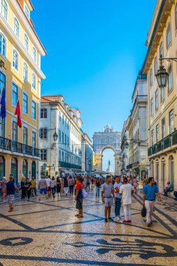 Lizbon, Portekiz, 2 Eylül 2016: İnsanlar Lizbon, Portekiz rua augusta geçiyor.