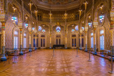 Porto, Portekiz, 6 Eylül 2016: Porto Palacio da Bolsa binasının Arap odası, Portekiz.