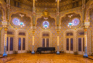 Porto, Portekiz, 6 Eylül 2016: Porto Palacio da Bolsa binasının Arap odası, Portekiz.