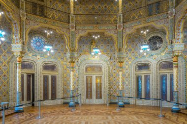 Porto, Portekiz, 6 Eylül 2016: Porto Palacio da Bolsa binasının Arap odası, Portekiz.