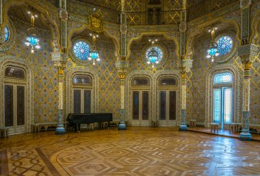 Porto, Portekiz, 6 Eylül 2016: Porto Palacio da Bolsa binasının Arap odası, Portekiz.