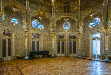 Porto, Portekiz, 6 Eylül 2016: Porto Palacio da Bolsa binasının Arap odası, Portekiz.