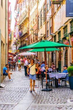 Porto, Portekiz, 6 Eylül 2016: Porto'nun tarihi merkezinde dar bir caddenin görünümü, Portekiz.
