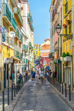 Lizbon, Portekiz, 3 Eylül 2016: Lizbon'un tarihi merkezinde dar bir caddenin görünümü, Portekiz.