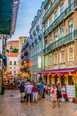 Lizbon, Portekiz, 3 Eylül 2016: İnsanlar Lizbon, Portekiz rua augusta yakınlarındaki küçük bir sokaktan geçiyor.