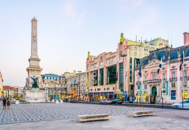 Lizbon, Portekiz, 3 Eylül 2016: Lizbon'da praca dos restauradores'in gün batımı görünümü, Portekiz.