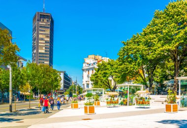Belgrad, Sırbistan, 26 Ağustos 2017: İnsanlar Belgrad'da bir sokakta geziniyor, Sırbistan.