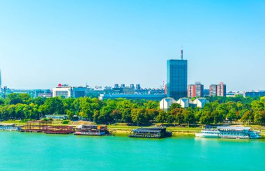 Belgrad, Sırbistan, 26 Ağustos 2017: Belgrad'da Sava Nehri kıyısında yüzen restoranlar, Sırbistan.