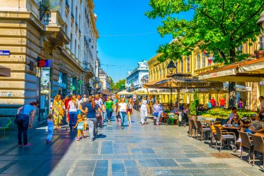 Belgrad, Sırbistan, 26 Ağustos 2017: İnsanlar Belgrad,Sırbistan'daki Kneza Mihaila caddesinde dolaşıyor.