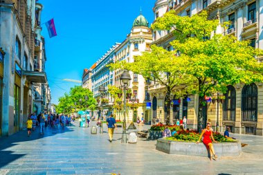 Belgrad, Sırbistan, 26 Ağustos 2017: İnsanlar Belgrad,Sırbistan'daki Kneza Mihaila caddesinde dolaşıyor.