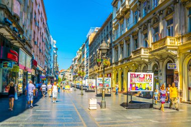 Belgrad, Sırbistan, 26 Ağustos 2017: İnsanlar Belgrad,Sırbistan'daki Kneza Mihaila caddesinde dolaşıyor.