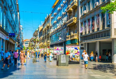 Belgrad, Sırbistan, 26 Ağustos 2017: İnsanlar Belgrad,Sırbistan'daki Kneza Mihaila caddesinde dolaşıyor.
