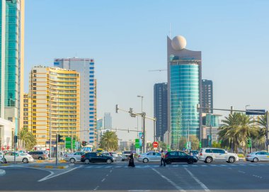 Abu Dabi, Bae, 27 Ekim 2016: Abu Dabi, Bae'de skeikh rasheed bin saeed caddesinde trafik