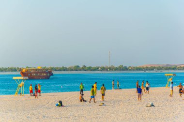 Abu Dabi, Bae, 27 Ekim 2016: Genç çocuklar Abu Dabi, Bae'de bir plajda futbol oynuyor