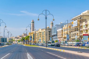 Al Ain, Bae, 28 Ekim 2016: Al Ain, Bae'de bir sokakta trafik