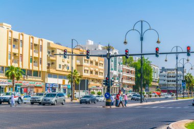 Al Ain, Bae, 28 Ekim 2016: Al Ain, Bae'de bir sokakta trafik