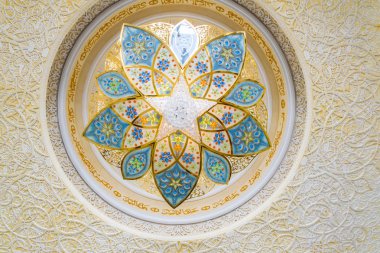 Abu Dabi, Bae, 29 Ekim 2016: Şeyh Zayed Camii içinde güzel avize, Abu Dabi, Birleşik Arap Emirlikleri