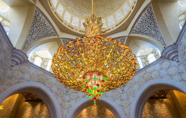 Abu Dabi, Bae, 29 Ekim 2016: Şeyh Zayed Camii içinde güzel avize, Abu Dabi, Birleşik Arap Emirlikleri