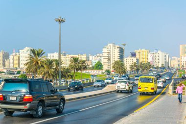 Sharjah, Bae, 24 Ekim 2016: Sharjah emirliği merkezi nin yoğun bir otoyola doğru ilerler..