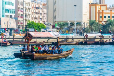 Dubai, Bae, 25 Ekim 2016: İnsanlar Dubai'de bir abra teknesiyle dereyi geçiyor, Bae.