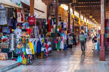 Dubai, Bae, 25 Ekim 2016: İnsanlar Deira, Dubai, Bae'nin eski souq'larında dolaşıyorlar