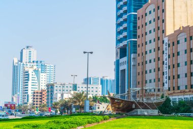 Ajman, Bae, 24 Ekim 2016: Ajman, Bae'de dhow teknesi olan bir anıtın görünümü
