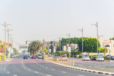 Dubai, Bae, 26 Ekim 2016: Dubai, Bae'de bir sokakta trafik