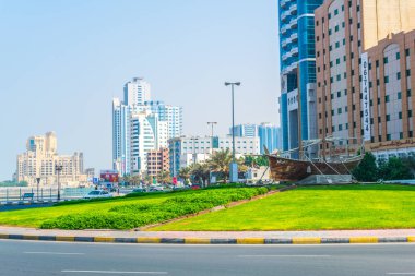 Ajman, Bae, 24 Ekim 2016: Ajman, Bae'de dhow teknesi olan bir anıtın görünümü