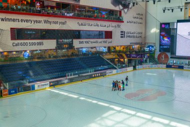 Dubai, Bae, 26 Ekim 2016: Bae'deki Dubai alışveriş merkezinin içindeki buz halkasının görünümü