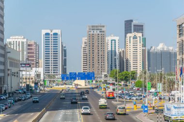 Abu Dabi, Bae, 27 Ekim 2016: Abu Dabi, Bae'de bir sokakta trafik