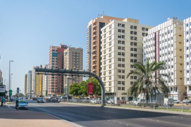 Abu Dabi, Bae, 27 Ekim 2016: Abu Dabi, Bae'de bir sokakta trafik