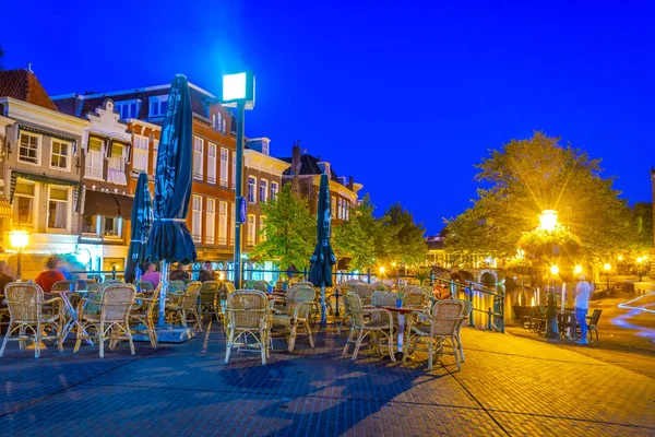 Leiden, Nederländerna, 8 augusti 2018: nattliv vid sidan av Canal i — Stockfoto