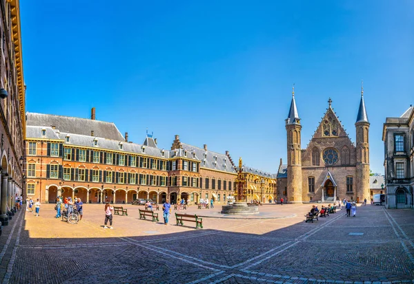 LA HAYA, PAÍSES BAJOS, 7 DE AGOSTO DE 2018: Patio interior del palacio Binnenhof en La Haya, Países Bajos — Foto de Stock