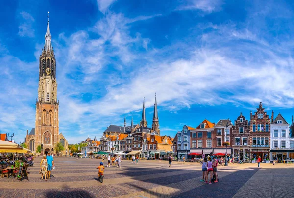 DELFT, PAÍSES BAJOS, 6 DE AGOSTO DE 2018: Nieuwe Kerk visto desde la plaza del mercado de Delft, Países Bajos — Foto de Stock