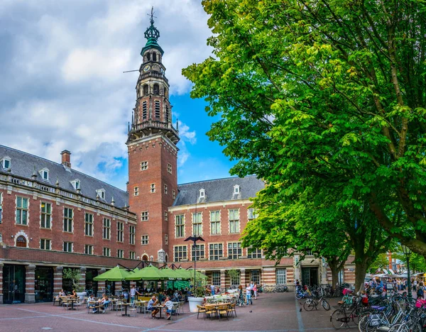 LEIDEN, PAÍSES BAJOS, 8 DE AGOSTO DE 2018: Vista al atardecer del ayuntamiento de Leiden, Países Bajos — Foto de Stock