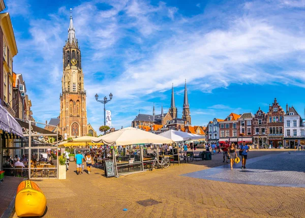 DELFT, PAÍSES BAJOS, 6 DE AGOSTO DE 2018: Nieuwe Kerk visto desde la plaza del mercado de Delft, Países Bajos — Foto de Stock