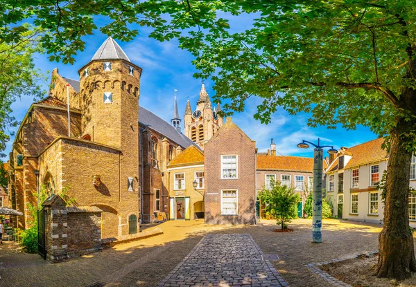 DELFT, NETHERLANDS, AUGUST 6, 2018: Oude kerk viewed from Prinsenhof garden in Delft, Netherlands — Stock Photo, Image